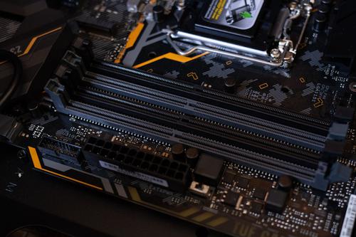 Micron's AI Momentum Outweighs CEO's Programmed Sales