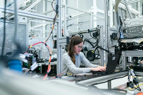 What is the VanEck Semiconductor ETF (SMH) and How Does it Offer Targeted Exposure