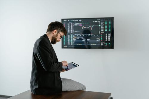 What Triggered Embecta's Recent Stock Plunge and Analyst Downgrades