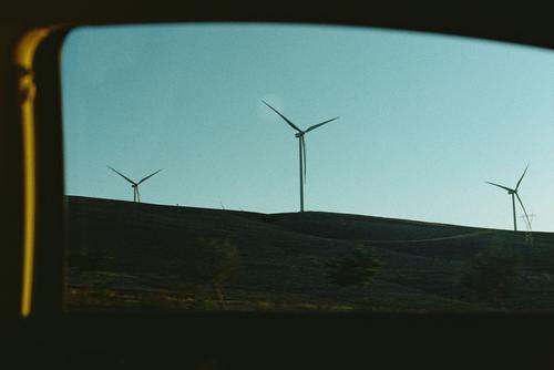 Truist's Top Clean Energy Picks: Stable Value in Clearway, Growth Premium in Enlight