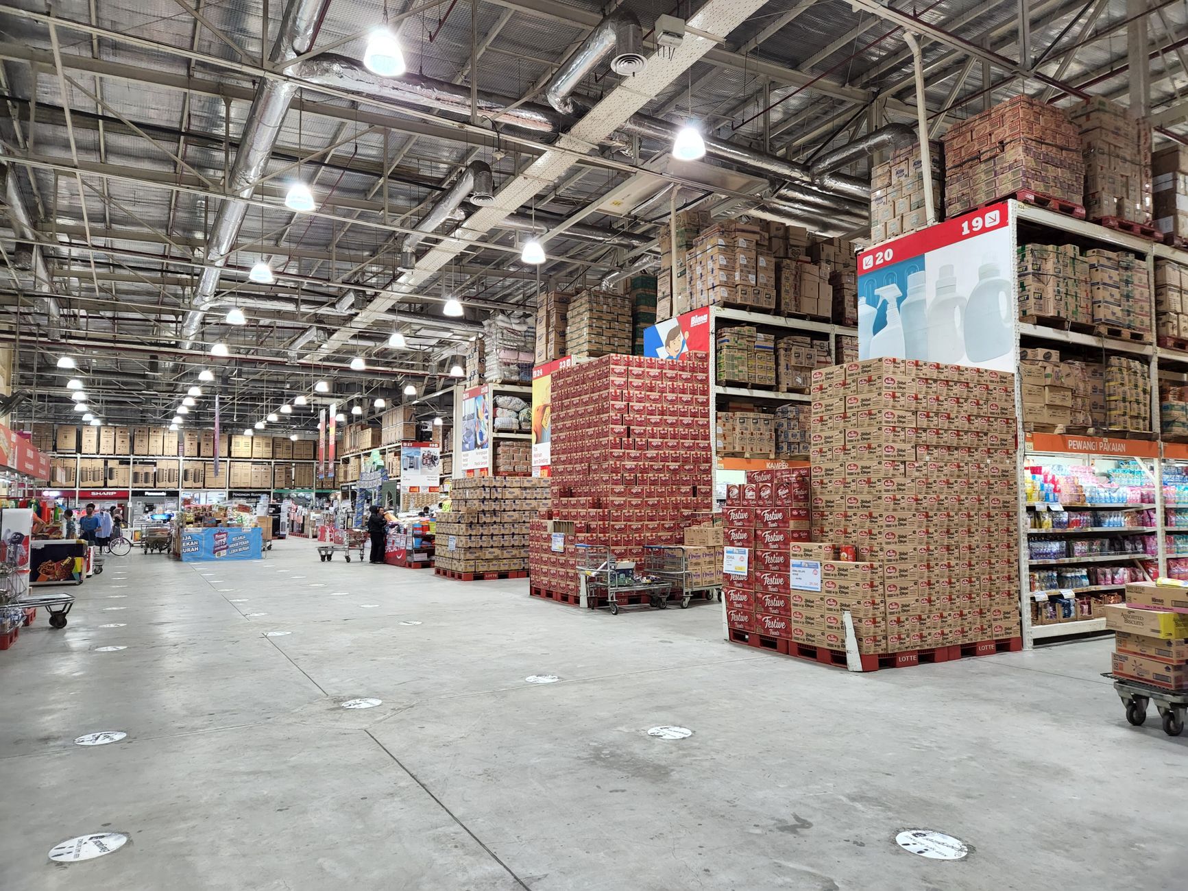 PriceSmart's Insider Sales Cast a Shadow on Strong Q2 Growth