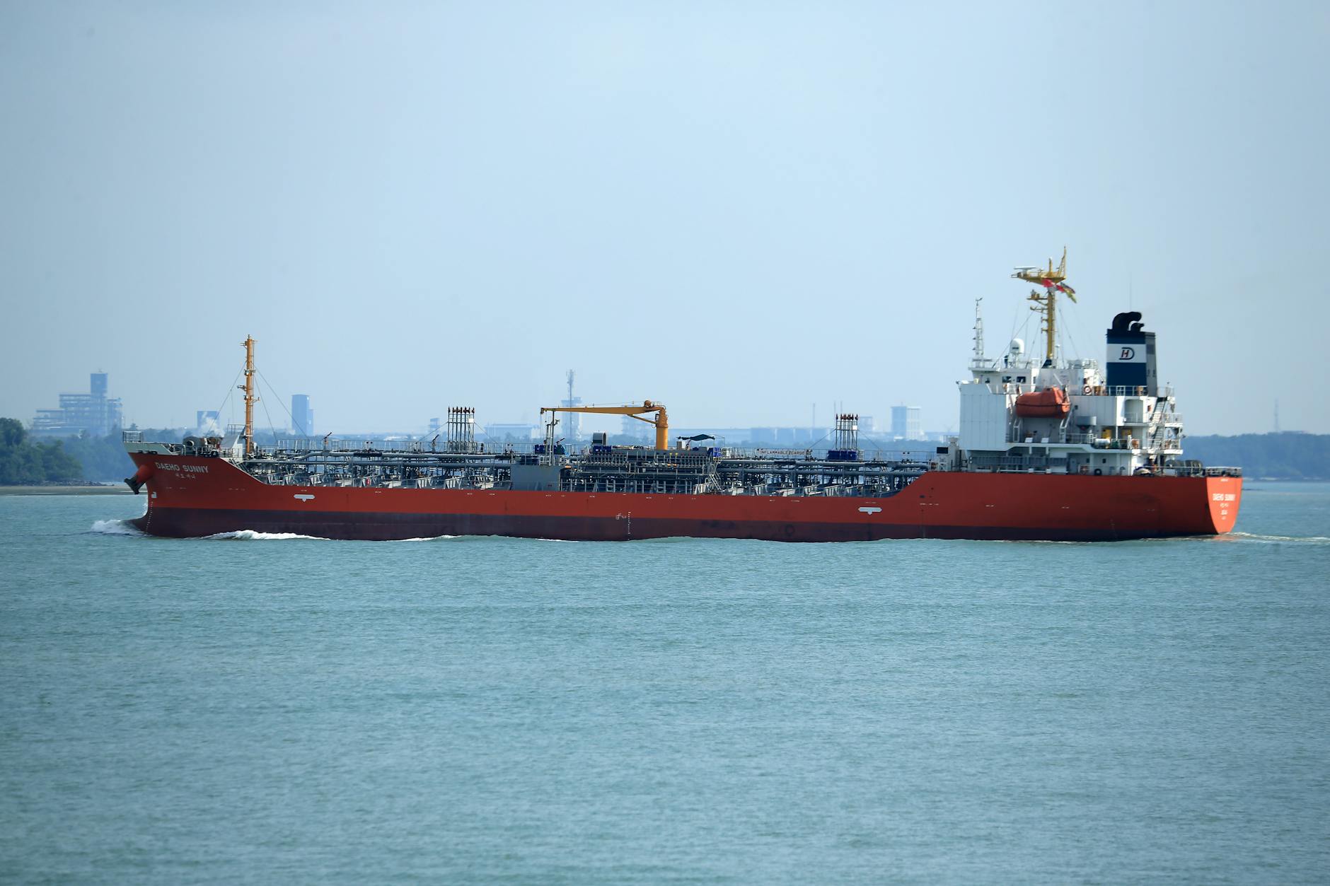 Is DHT Holdings Navigating a "Perfect Storm" in the VLCC Market