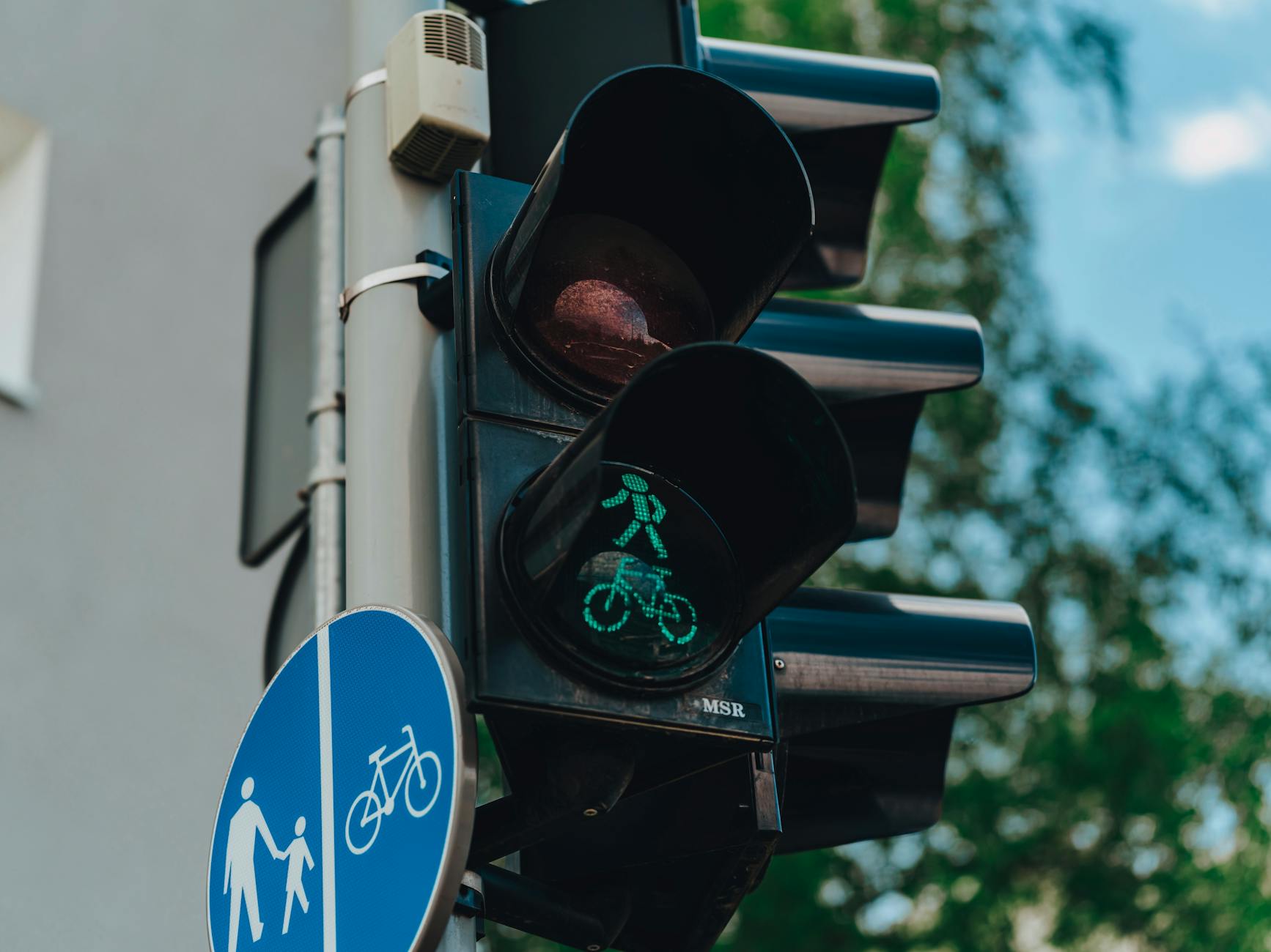 What Does a Director's Sale of HURN Shares Really Mean