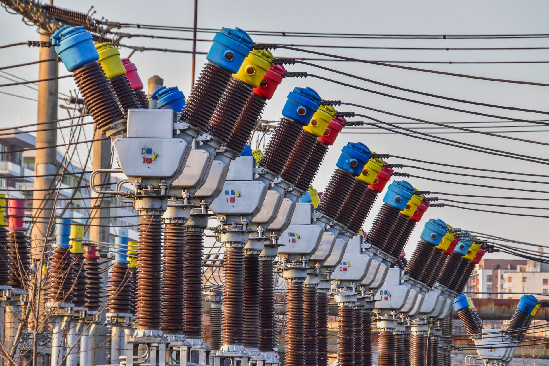 Eaton’s (ETN) Data Center Boom Faces a Valuation Ceiling Despite Raised Guidance