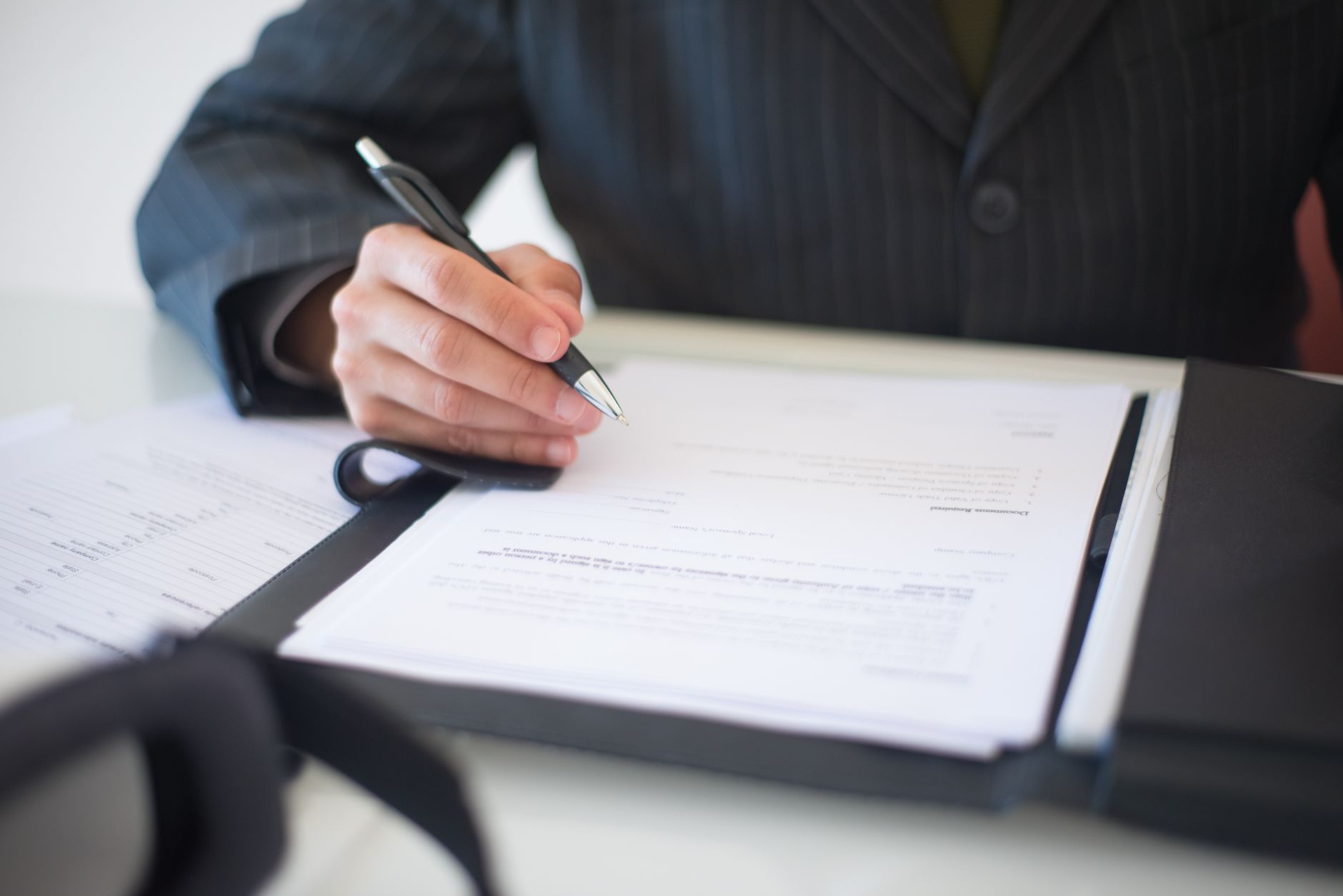 Beyond Mortgage Rates: Zillow's Legal Battle, Rocket's Refinancing Burden