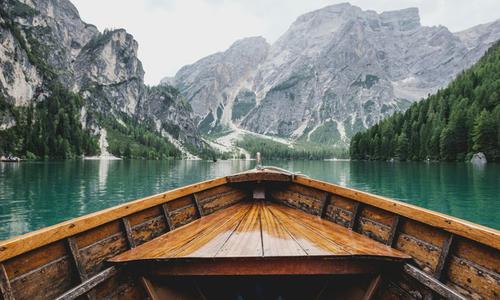 Travel Industry Outlook 2026: Airlines, Hotels, and Booking Stocks Investment Guide